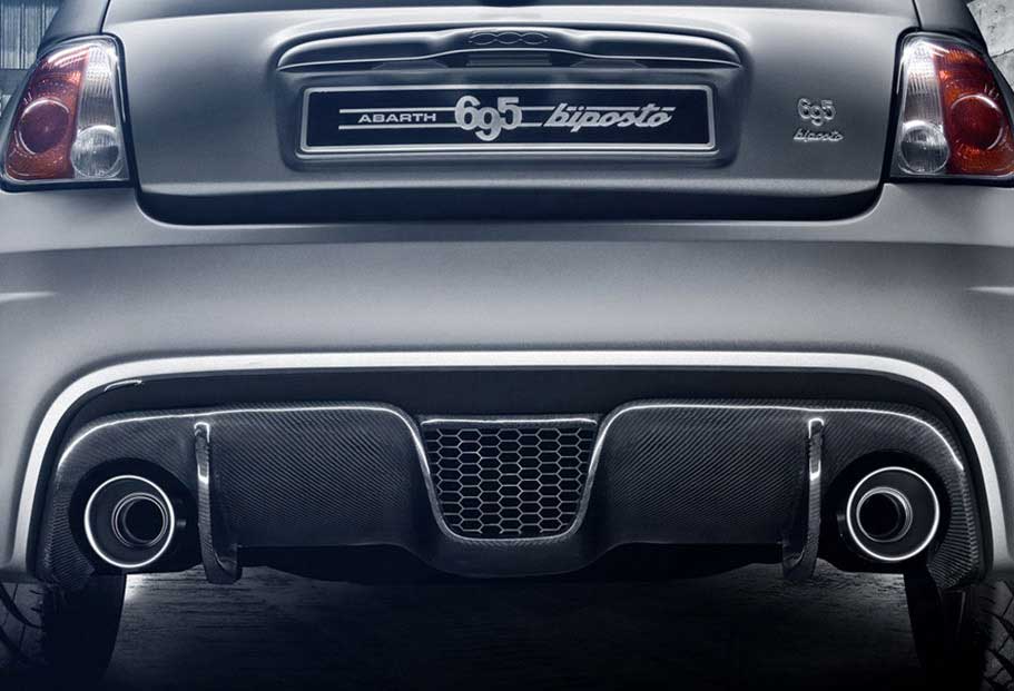 Abarth-avgassystem från Akrapovic med aktiva ventiler och titanslutrör.